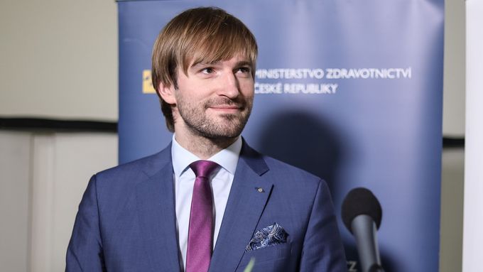 Ministr zdravotnictví Adam Vojtěch (za ANO).