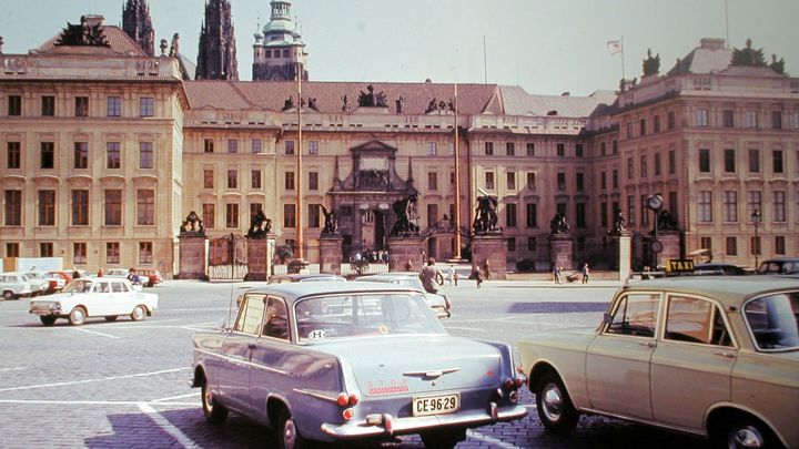 Foto: Tenkrát na Pražském hradě. Tudy se prohnaly zběsilé dějiny 20. století; Zdroj foto: Aktuálně.cz / Fortepan
