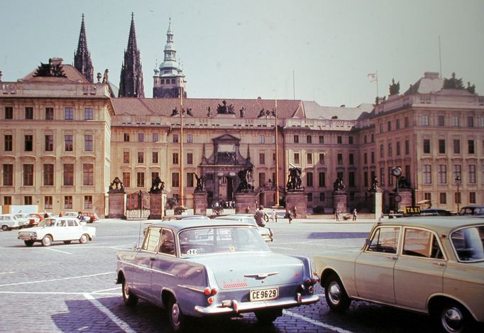 Záběr na Pražský Hrad z Hradčanského náměstí. Rok 1977