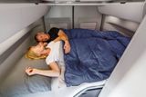 V zadní části vozu se nachází spací prostor s manželskou postelí. Auto je tak velké, že zde lidé mohou spát v poloze napříč. Samozřejmostí je sada LED osvětlení a úložné prostory na drobnosti.