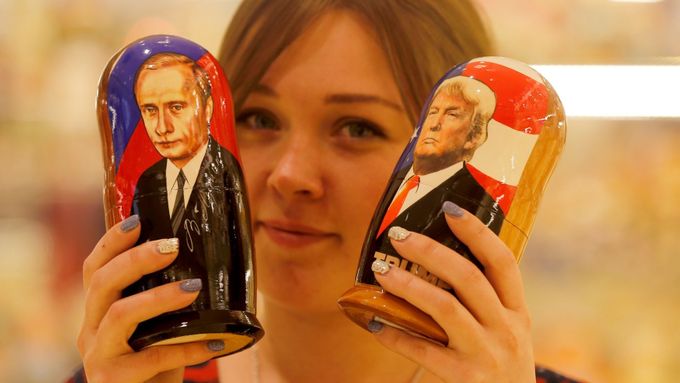Matrjoška Putin a matrjoška Trump v moskevském obchodu se suvenýry, leden 2017.