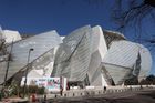 Výstava společných děl dnes již nežijících Američanů Andyho Warhola a Jeana-Michela Basquiata začala minulý týden v pařížském kulturním centru Fondation Louis Vuitton (na snímku), které navrhl architekt Frank Gehry.