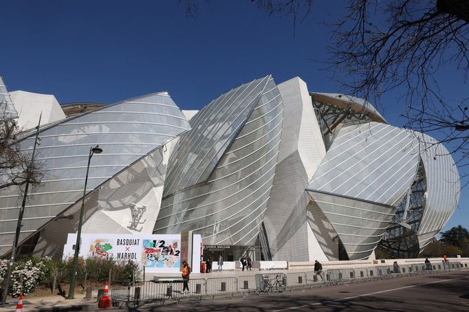 Výstava se koná v pařížském kulturním centru Fondation Louis Vuitton, které navrhl architekt Frank Gehry.