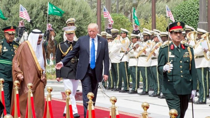 Americký prezident Donald Trump se saúdským králem Salmánem v Rijádu