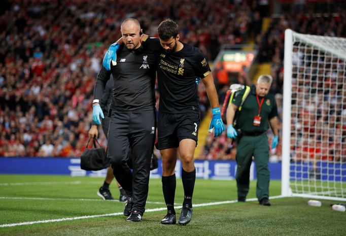 Zraněný liverpoolský brankář Alisson v zápas s Norwich City