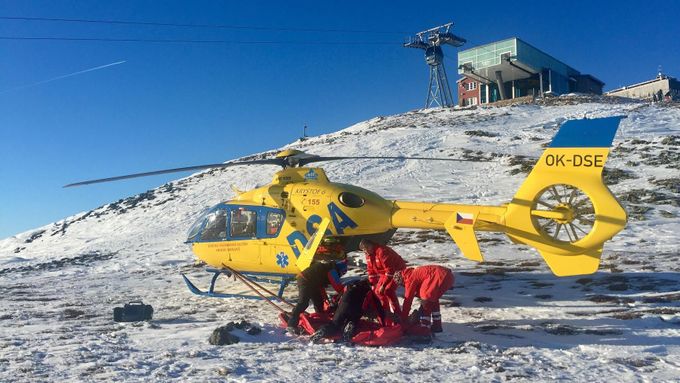 Záchranářský vrtulník na vrcholu Sněžky.