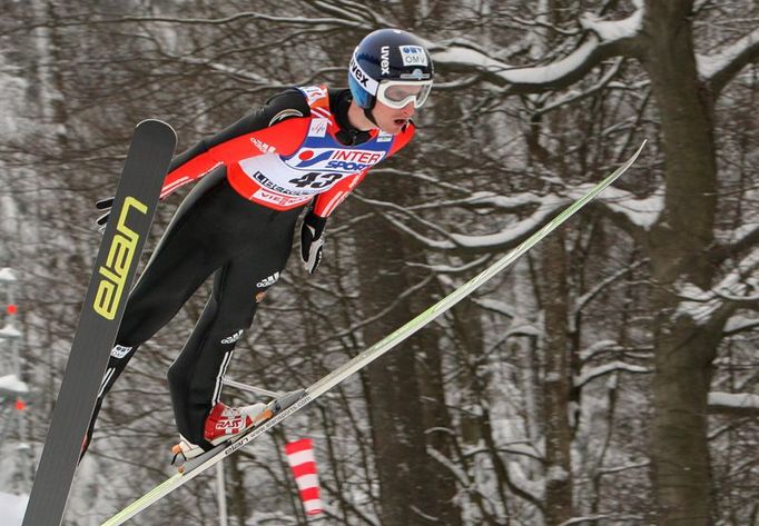 Jakub Janda letí v kvalifikaci. V závodě skočil 93 metrů a to nestačilo na postup do druhého, finálového kola. Janda skončil v sobotu třicátý třetí.