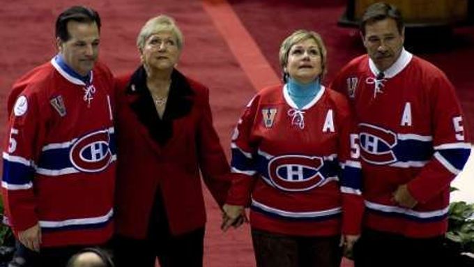 Rodina zesnulého Bernarda Geoffriona přihlíží vyzvednutí jeho čísla 5 ke stropu haly Montrealu Canadiens. Zleva syn Danny, manželka Marlene, dcera Linda a syn Robert.
