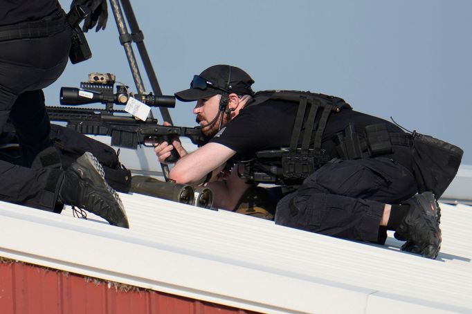 Policejní sniper okamžitě po výstřelu palbu opětoval.