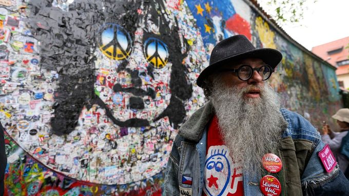 Happeningu k 45. výročí vzniku Lennonovy zdi v Praze. Pod vedením umělce Pavla Šťastného lidé v pátek 25. dubna na zeď nastříkali portréty Johna Lennona.