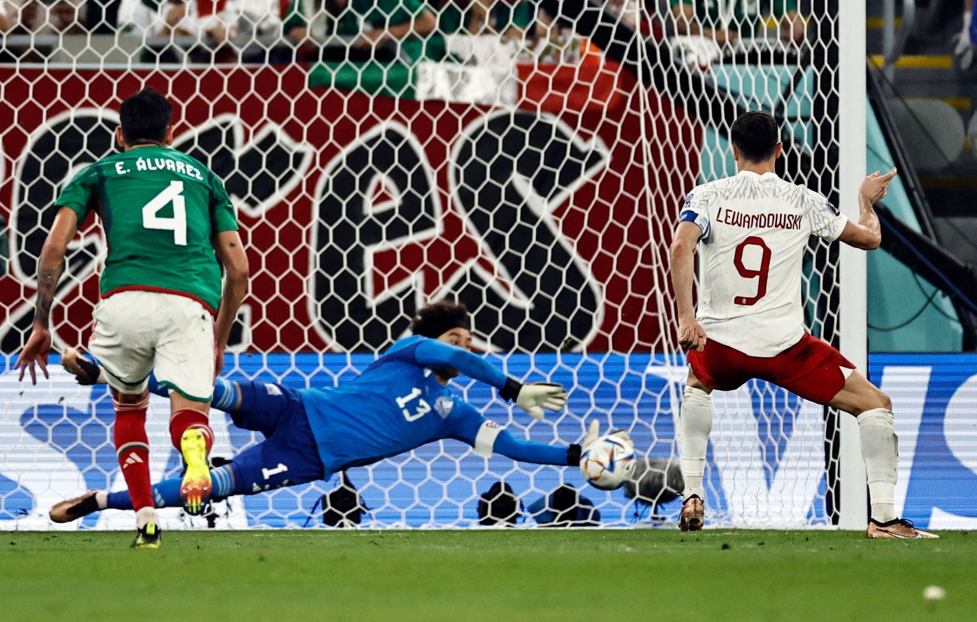 Guillermo Ochoa chytá penaltu Robertu Lewandowskému v zápase MS 2022 Mexiko - Polsko