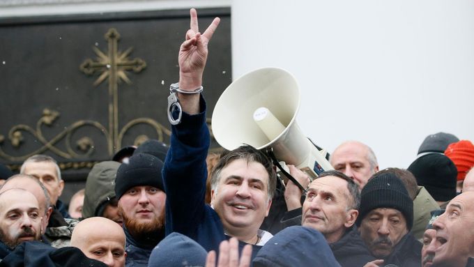 Radost Michaila Saakašviliho poté, co se ho příznivcům podařilo vysvobodit z policejního vozu.