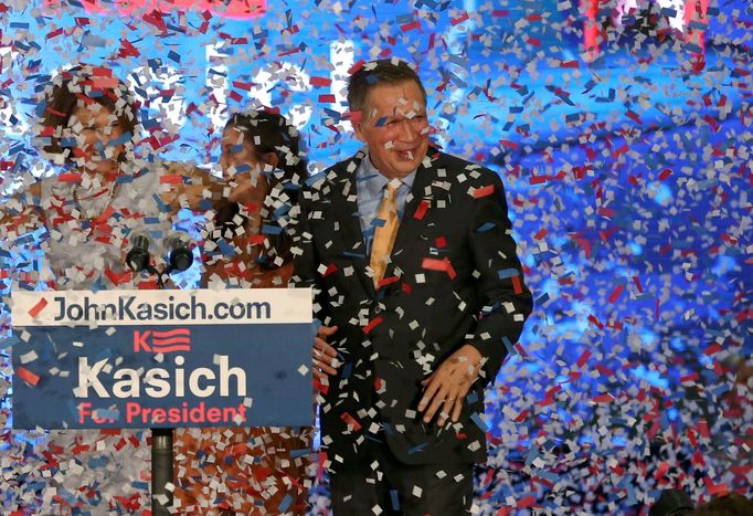 John Kasich s rodinou na pódiu v Ohiu.