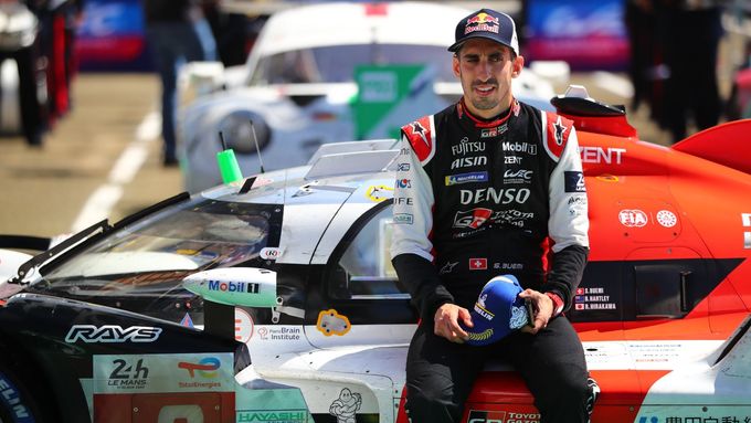 Pilot Toyoty Sébastien Buemi v závodě 24 hodin Le Mans 2022