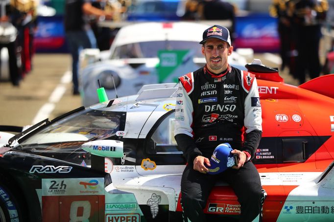 Pilot Toyoty Sébastien Buemi v závodě 24 hodin Le Mans 2022