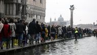 Benátská povodeň dopadla především na turisty.