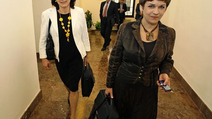 Poslankyně Strany zelených - Olga Zubová (vlevo) a Věra Jakubková přicházejí na schůzi poslanecké sněmovny.