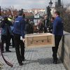 Reliéfy z Karlova mostu letí do Šanghaje
