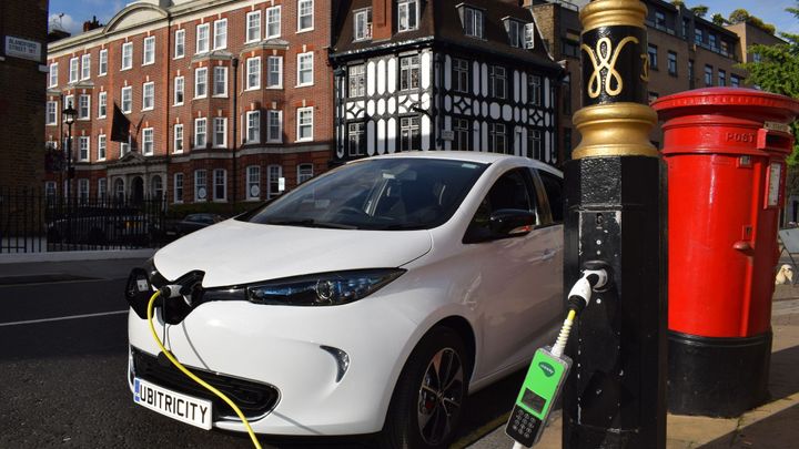 Prahou bude jezdit 100 tisíc elektromobilů a dobijí je pouliční lampy, plánuje město
