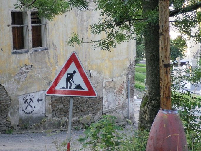 Na obranu města je třeba dodat, že po jakési době nehybnosti tu probíhají rekonstrukce - náměstí, chodníků, pozemních komunikací, na trase mezi Ostrovem a Jáchymovem se začala stavět cyklostezka...