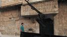 A boy walks past an anti-aircraft machine gun belonging to Free Syrian Army members in Attarib, on the outskirts of Aleppo province July 30, 2012. The graffiti on the wall reads: "Bashar only". REUTERS/Zohra Bensemra (SYRIA - Tags: POLITICS CONFLICT CIVIL UNREST) Published: Čec. 30, 2012, 7:24 odp.