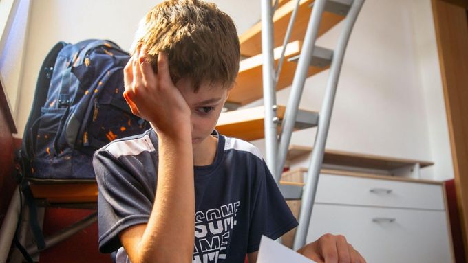 Kvůli vysvědčení zažívá spoustu dětí strach a stres.