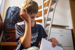 Emoční týrání kvůli vysvědčení? Děti za známky netrestejte, říká terapeut Zikmund
