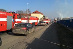 V Jihlavě hořelo ve firmě na zpracování dřeva, oheň zasáhl halu i dopravníky