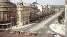 Historická fotografie zachycující provoz tramvajové linky na Václavském náměstí, která zde byla v provozu mezi lety 1884-1980.