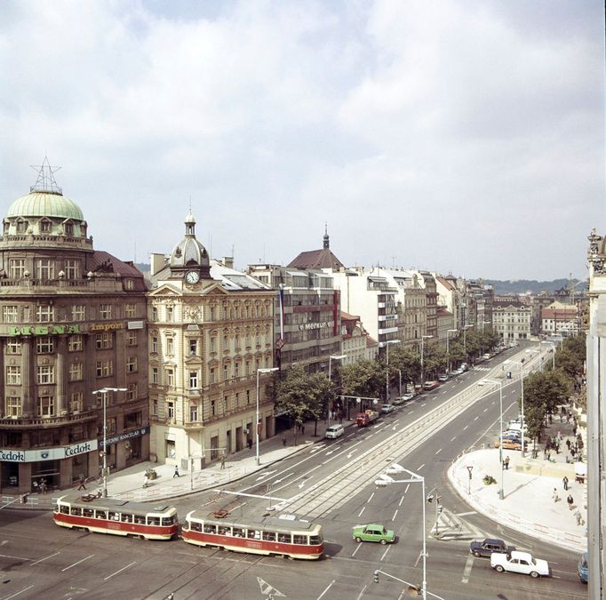 Historická fotografie zachycující provoz tramvajové linky na Václavském náměstí, která zde byla v provozu mezi lety 1884-1980.