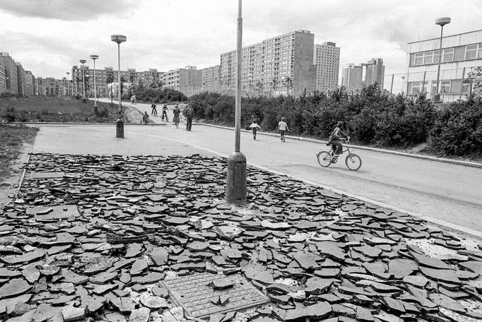 Jedinečné retro. Fotografie Jaromíra Čejky ukazují dávný život na sídlišti v Praze