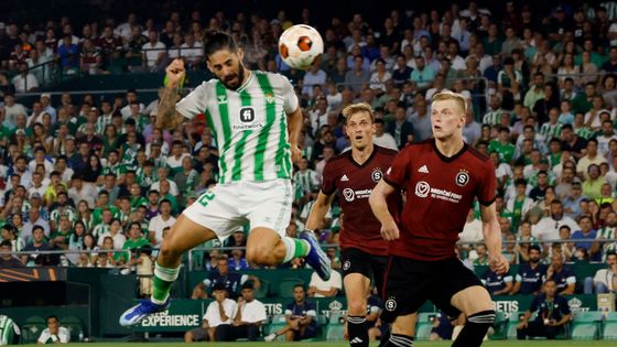 fotbal, Evropská liga, 2023/2024, Betis Sevilla - Sparta, Isco střílí vítězný gól