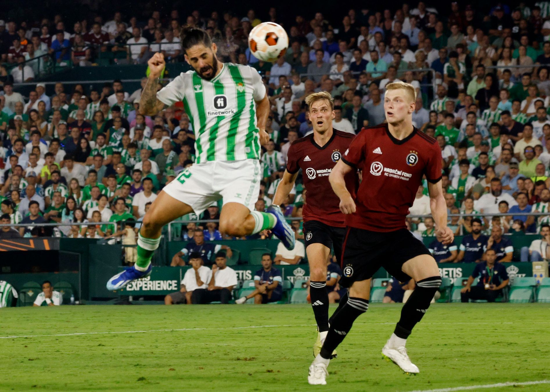 fotbal, Evropská liga, 2023/2024, Betis Sevilla - Sparta, Isco střílí vítězný gól