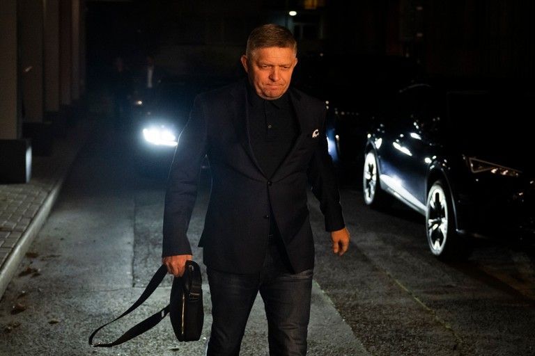 Robert Fico na cestě do volebního štábu Směru. S novináři se nebavil.