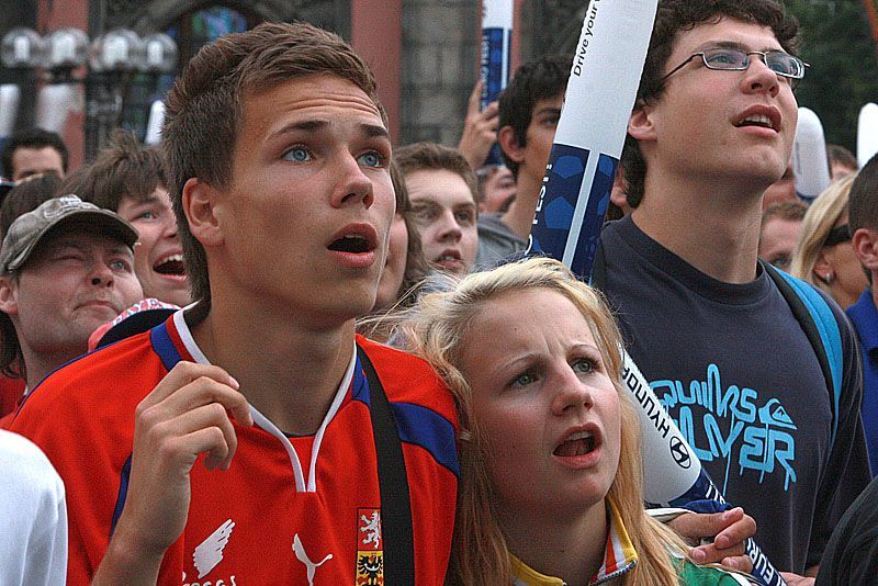 Fotbaloví fanoušci na Staroměstském náměstí