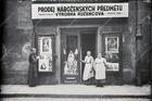 Prodejna sirotčince Výrobna růžencová na Starém Městě v Konviktské ulici č. p. 296. Kolem roku 1910.