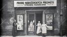 Prodejna sirotčince Výrobna růžencová na Starém Městě v Konviktské ulici čp. 296. Kolem roku 1910