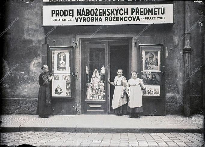 Prodejna sirotčince Výrobna růžencová na Starém Městě v Konviktské ulici čp. 296. Kolem roku 1910