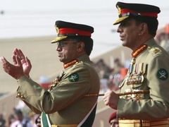 Mušaraf z čela armády odešel před dvěma měsíci. Teď se chystá předat moc vítězi únorových voleb.
