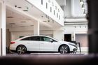 Mercedes EQS má už na první pohled aerodynamickou karoserii, v praxi však s téměř identickou baterkou jako BMW ujede o 35 kilometrů méně. Realita se v jeho případě liší o 146 kilometrů.