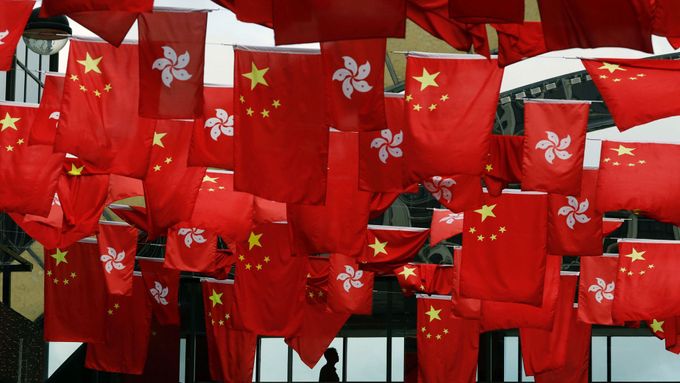 Čínské a hongkongské vlajky vlají při příležitosti oslav dvaceti let Hongkongu v čínských rukách
