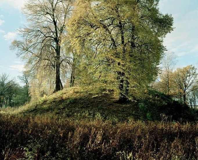 Vikingské pohřebiště v Borreparken, Horten, cca 600-800. Pohřebiště vikingů jsem začal fotit poměrně náhodou. S jedním kamarádem jsme se o tom bavili a o den později jsem už jel fotit. Je to jeden z případů, kdy jsem chtěl k tomuto tématu vydat knížku, a tak jsem se do toho ponořil hlouběji a přečetl většinu z toho, co bylo z odborné literatury dostupné. Toto pohřebiště je jedno z největších ve Skandinávii. Nedaleko odtud byla dokonce vykopána jedna z vikingských lodí, která je dnes ve Vikingskipet Museum. (c) Jiří Havran