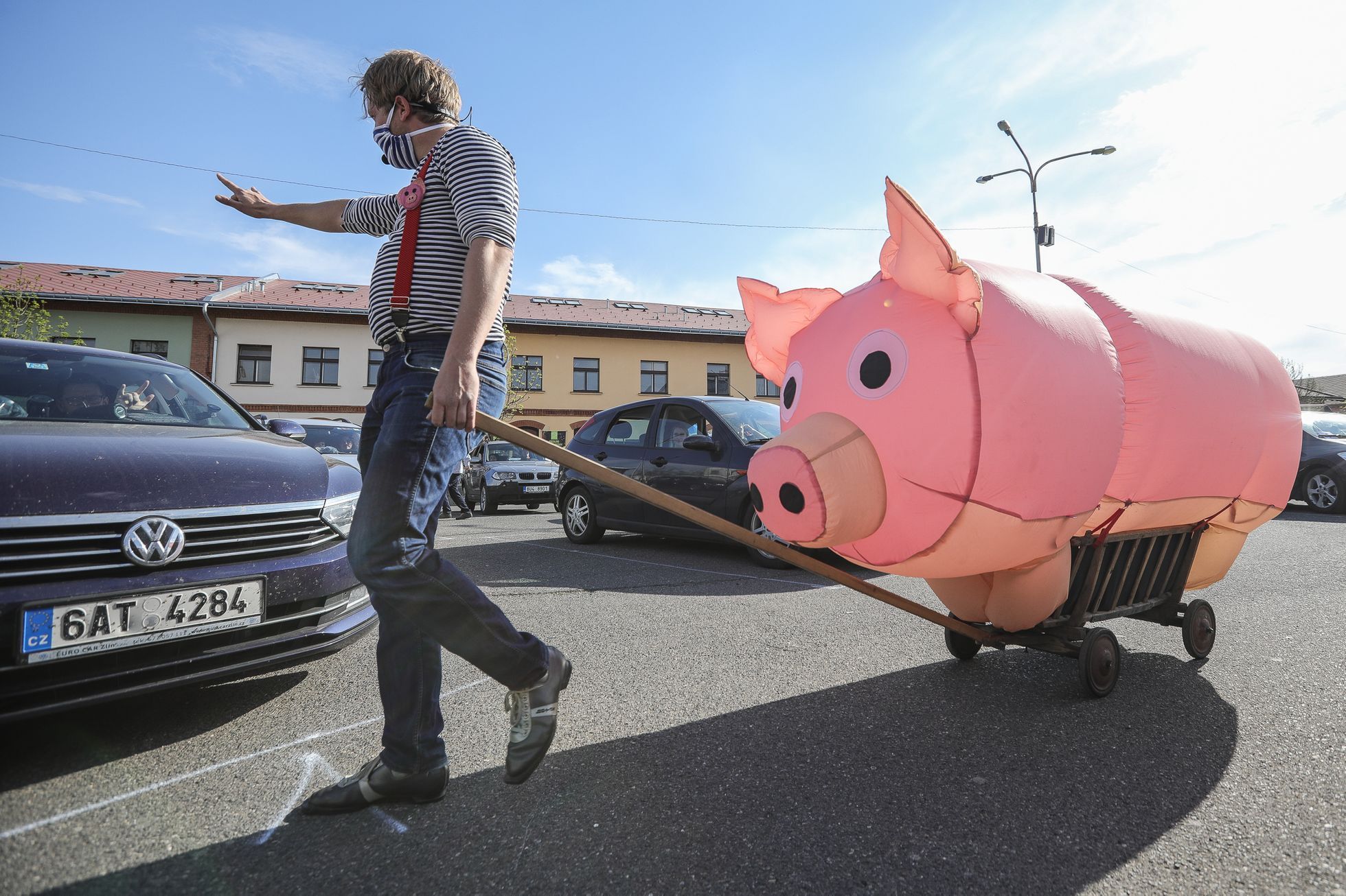 Divadlo pro auta - Bratři v tricku - festival Artparking, autokino, pražská tržnice, karanténa, roušky