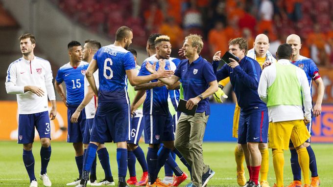Američané slaví triumf nad Holandskem. Gratulace přijímá i kouč Jürgen Klinsmann.