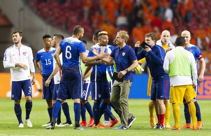 Američtí fotbalisté slaví vítězství nad Holanďany.