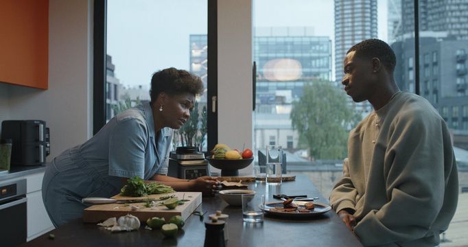 Sarah Niles a Damson Idris ve filmu F1.