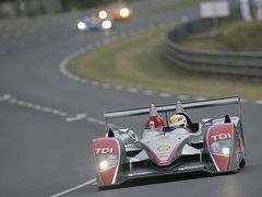 Rekordman v počtu vítězství ve čtyřiadvacetihodinovce v Le Mans Tom Kristensen za volantem Audi R10 při první části kvalifikace na 75. roční tohoto závodu.