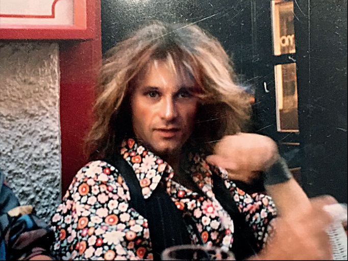 „Make-up a vlasy jsem přes agenturu v New Yorku dělal deset let. Přibližně v roce 1984 mě agenti poslali do Milána. Z tohoto období pochází i tato fotografie,“ píše Vano.