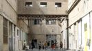 Squatters play soccer at an industrial complex in the Poble Nou neighbourhood of Barcelona July 16, 2012. The squatters said that a police order to evict them from a complex was postponed by a judge on Monday. REUTERS/Albert Gea (SPAIN - Tags: SOCIETY REAL ESTATE BUSINESS POVERTY) Published: Čec. 16, 2012, 5:06 odp.