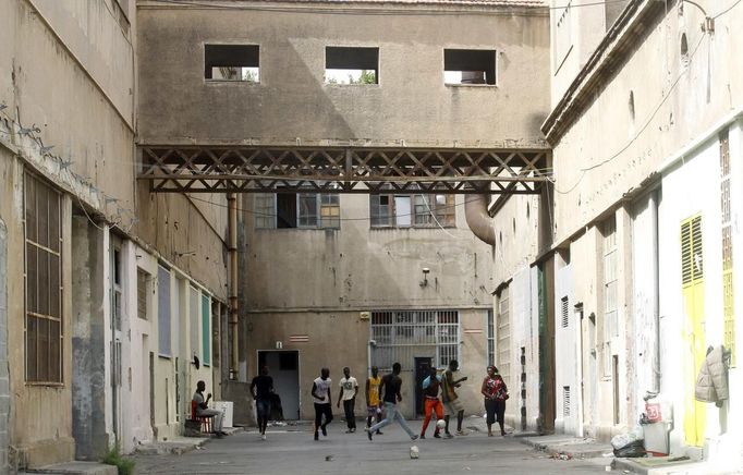 Squatters play soccer at an industrial complex in the Poble Nou neighbourhood of Barcelona July 16, 2012. The squatters said that a police order to evict them from a complex was postponed by a judge on Monday. REUTERS/Albert Gea (SPAIN - Tags: SOCIETY REAL ESTATE BUSINESS POVERTY) Published: Čec. 16, 2012, 5:06 odp.